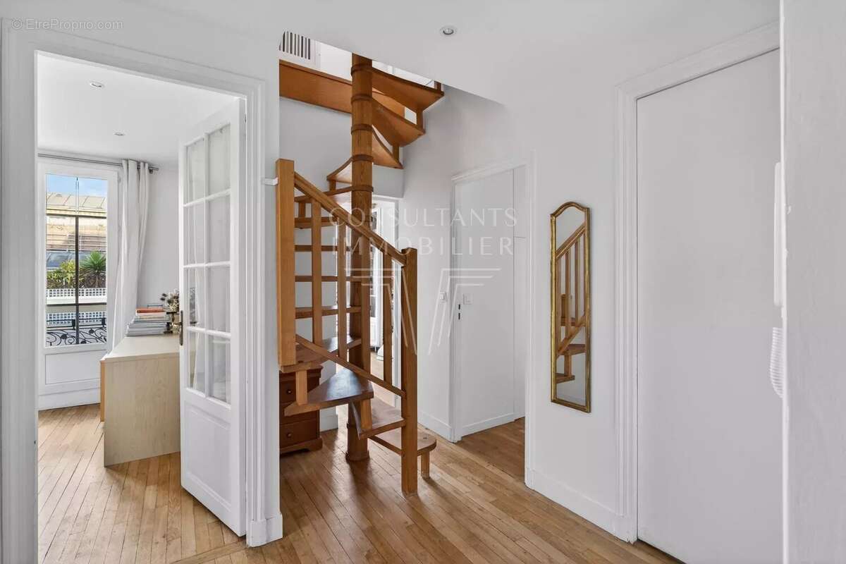 Appartement à PARIS-16E