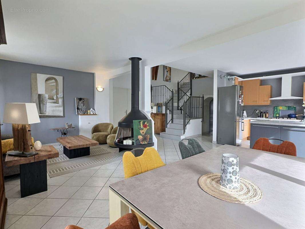 Proche Chambéry ! Propriété de charme, avec piscine et gîte, composée de deux maisons indépendantes sur 2800m2 de terrain - photo 8
