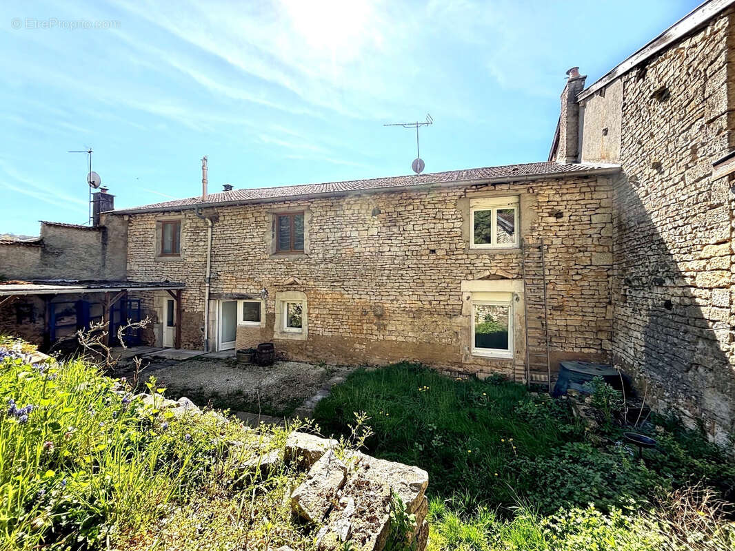 Maison à OURCHES-SUR-MEUSE