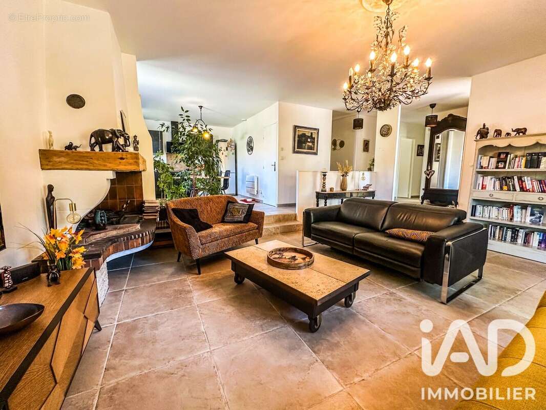 Maison 100 m² à Le Revest-Les-Eaux  - photo 3