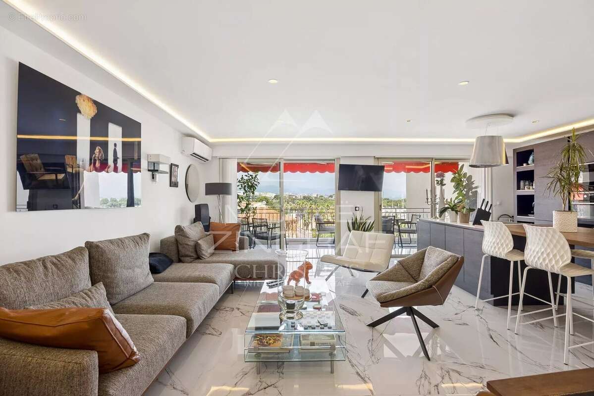 Superbe appartement rénové – Centre-ville d’Antibes, secteur Vauban – Vue dégagée sur le port - photo 4