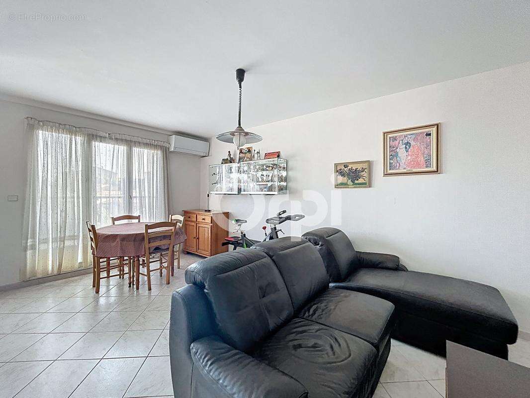 Appartement à ROQUEBRUNE-SUR-ARGENS