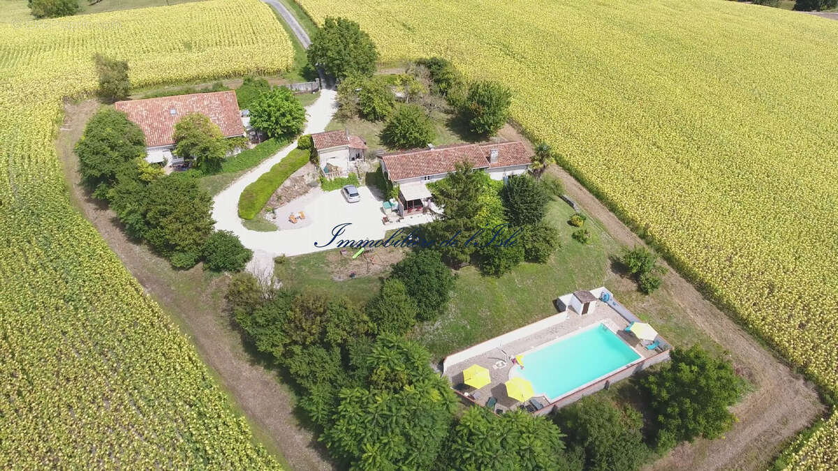 Maison à NANTEUIL-AURIAC-DE-BOURZAC