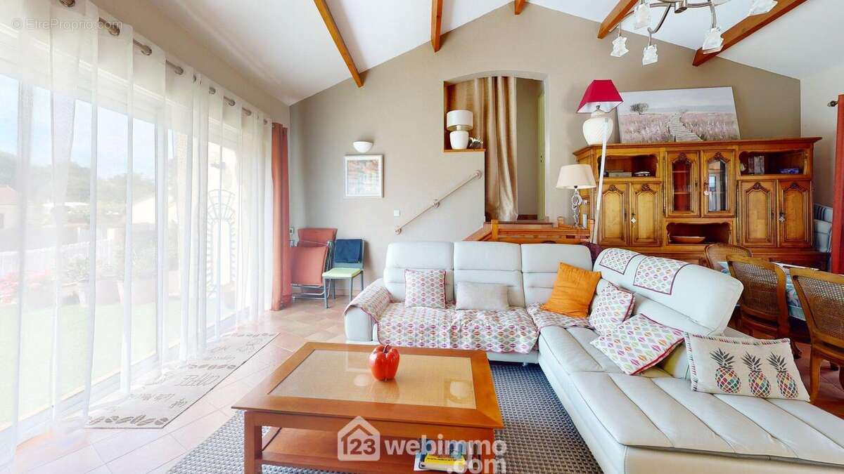 Séjour avec insert et clim réversible - Maison à JARD-SUR-MER