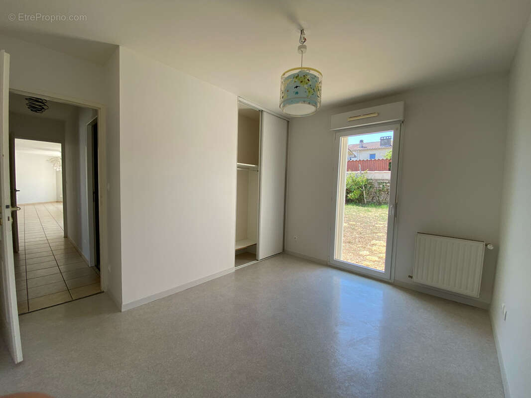 Maison de Plain-Pied, trois chambres, jardin avec piscine. - photo 6
