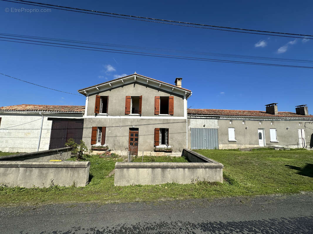 Maison à LA ROCHE-CHALAIS