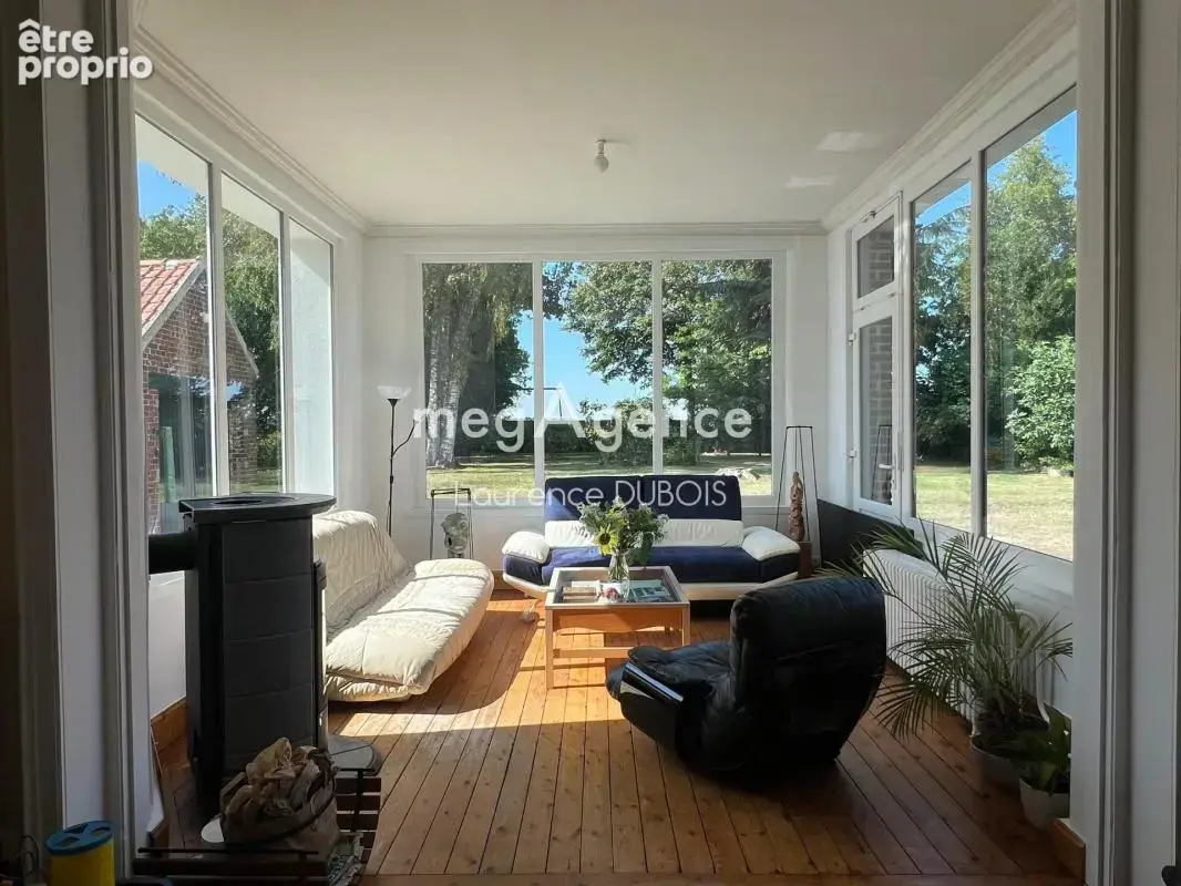 Vous serez charmés par cette superbe maison de caractère individuelle, entièrement rénovée par artisans, d'environ 227 m2 habita - photo 2