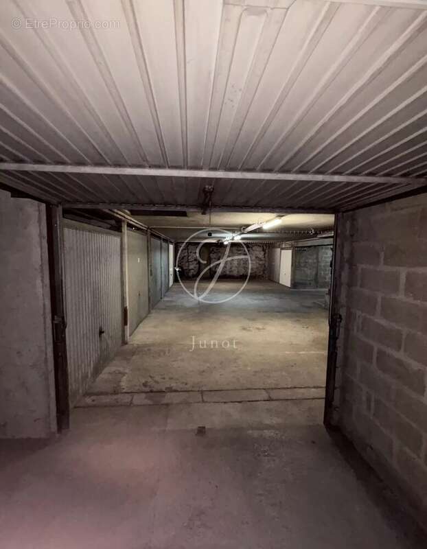 Parking à PARIS-16E