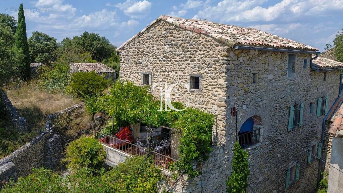 Maison de charme avec vue dégagée, dépendances et grand terrain méditerranéen - photo 2