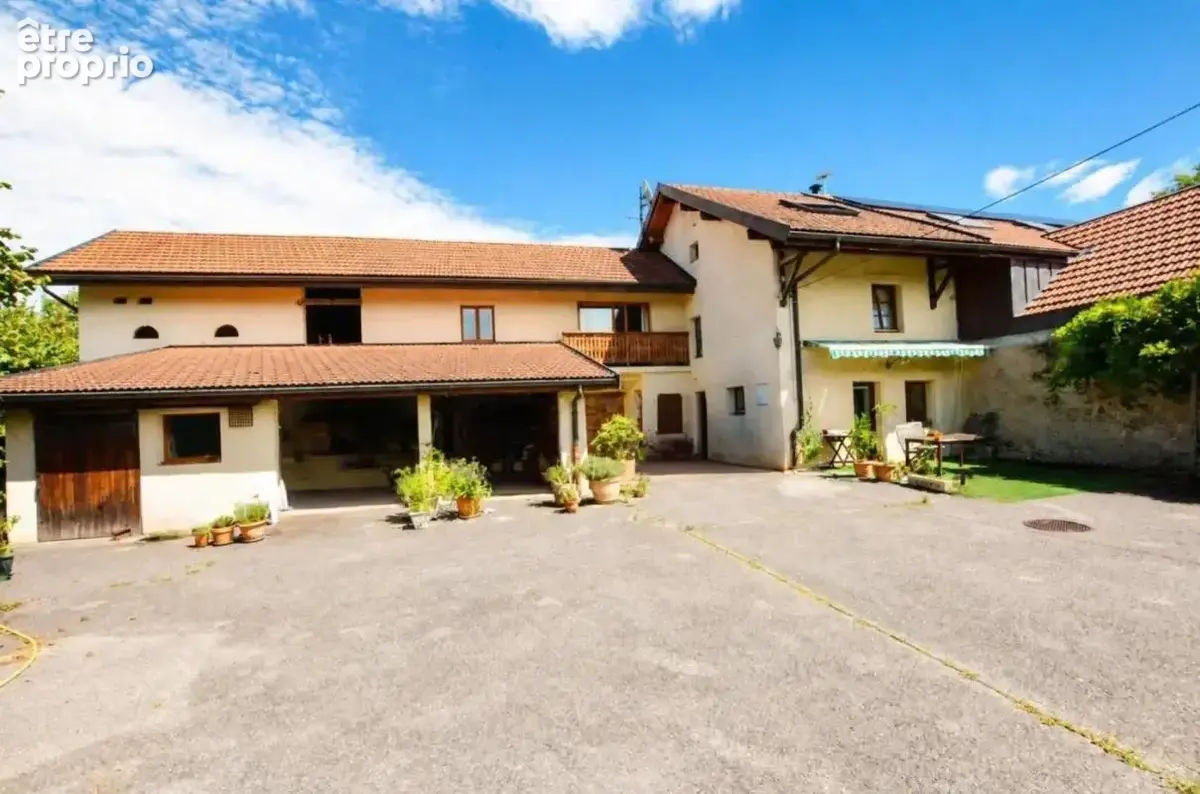 Maison mitoyenne de 168 m² avec dépendance de 180 m² - photo 1