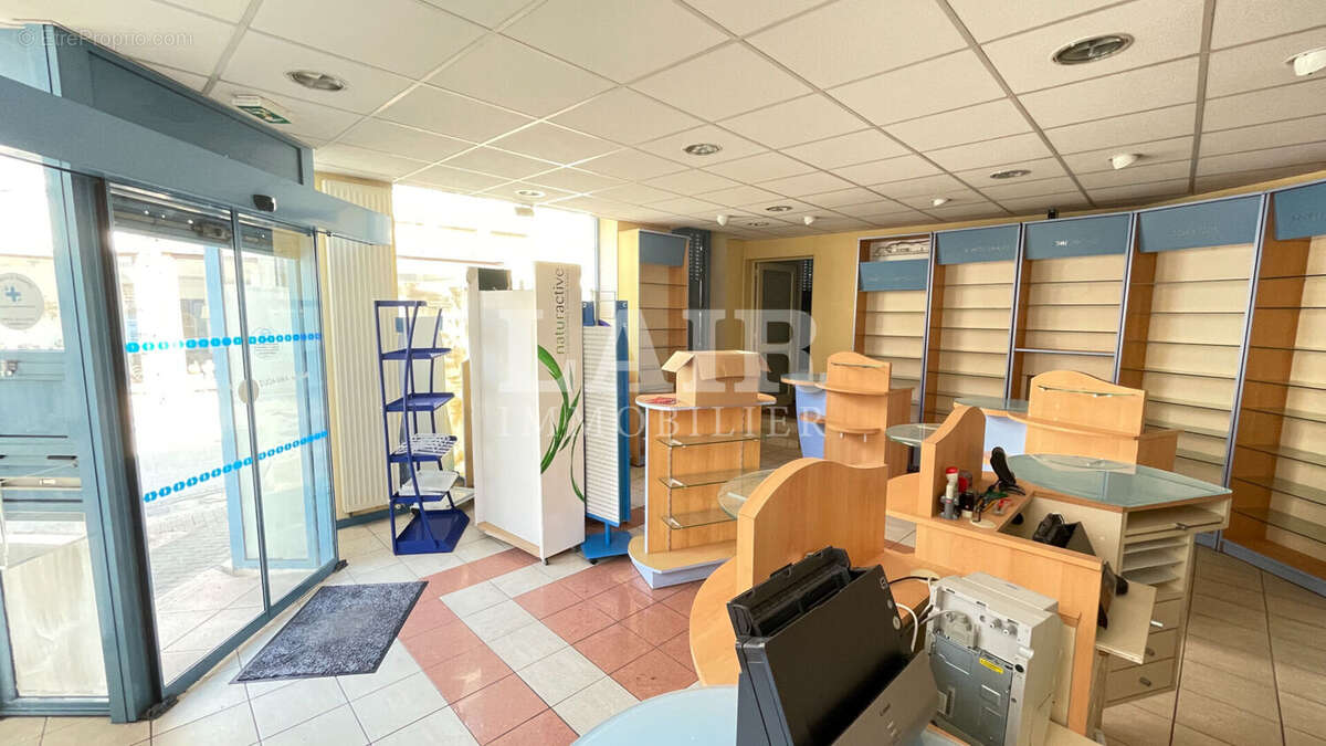 Immeuble avec local commercial et appartement au coeur de Fresnay sur Sarthe réf: 13849 - photo 3