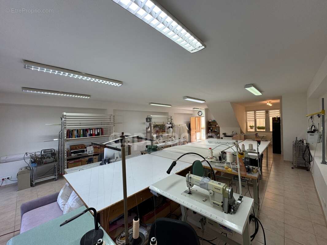 Murs grand local commercial – professions libérales possibles – 164 m² – terrasse / 2 parkings - photo 7