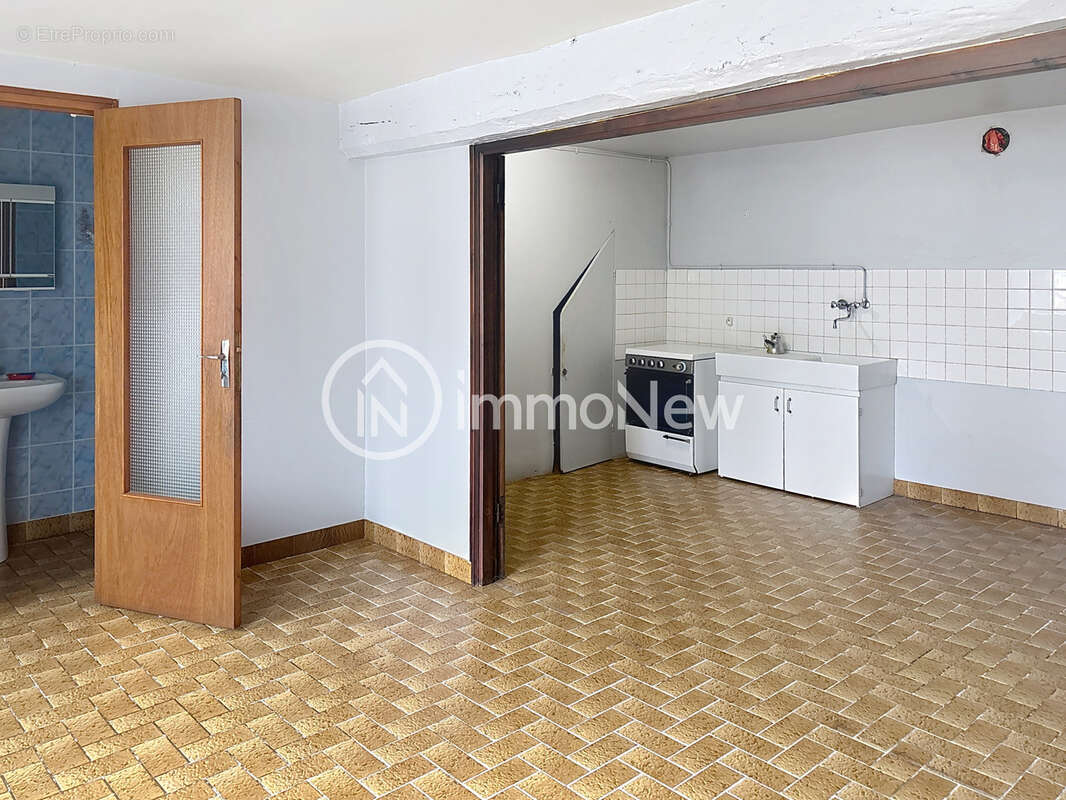 Maison de bourg 67 m2 a renover sur terrain de 332 m2 - photo 4
