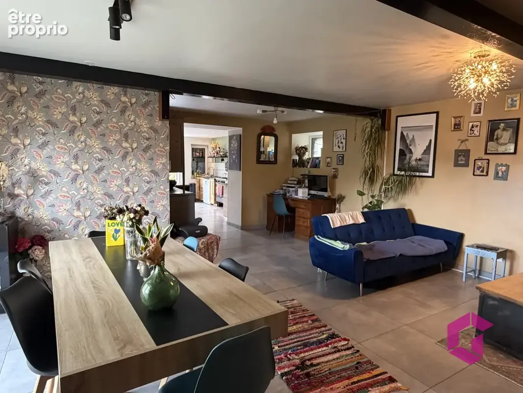 Maison ancienne rénovée avec dépendances et terrain - photo 7