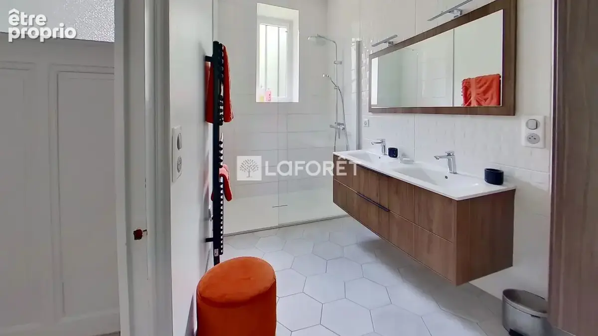 BRON - Maison familiale de caractère de 143,53 m² habitable - photo 13