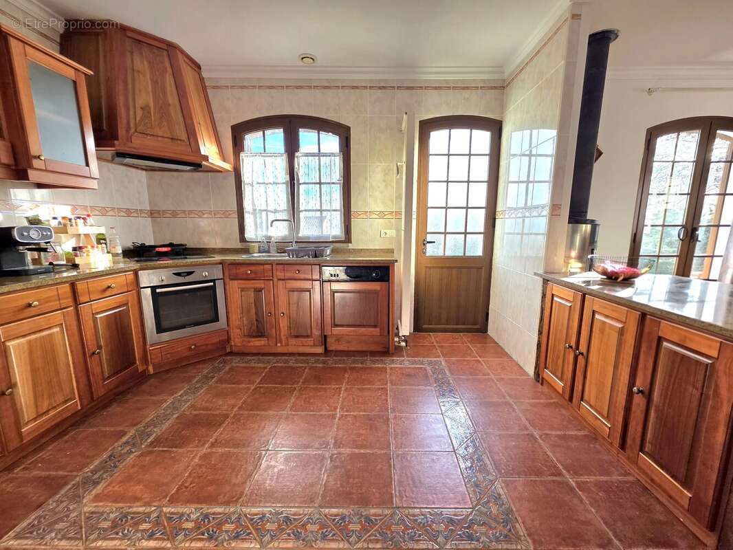 Une maison familiale moderne et une piscine intérieure - photo 11