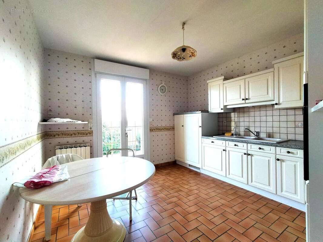 Pavillon sur sous-sol à vendre à Villaines la Juhel cuisine - Maison à VILLAINES-LA-JUHEL