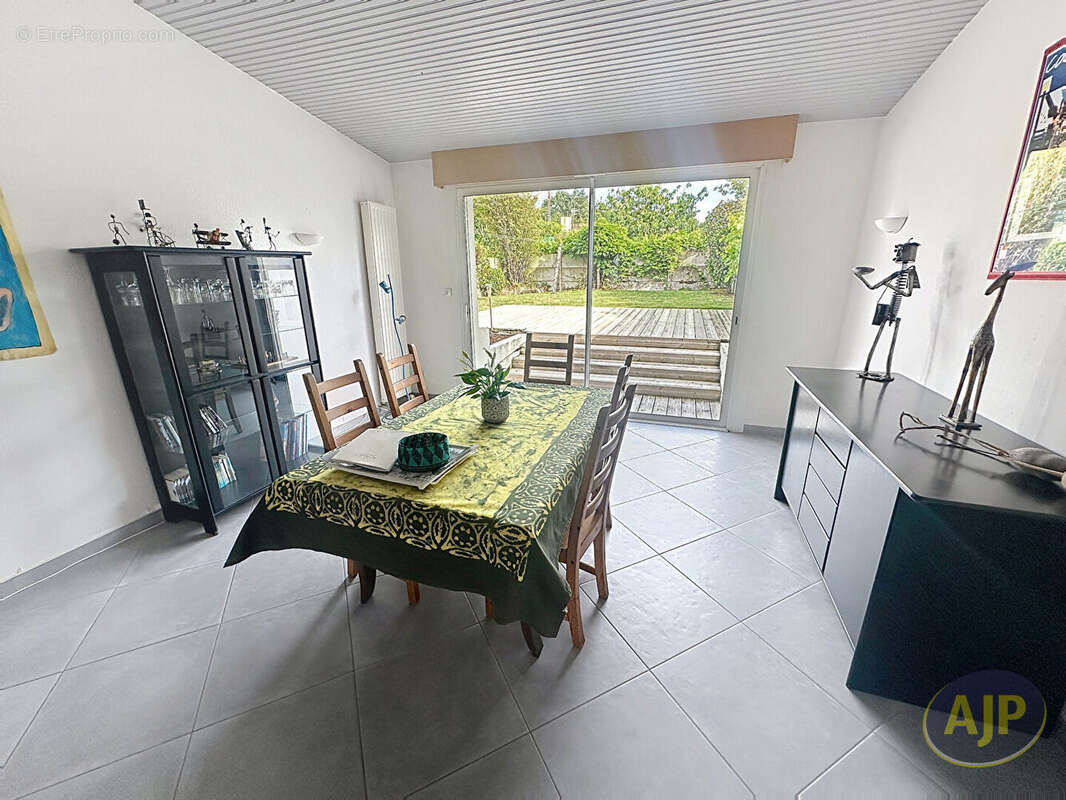 Maison à SAINT-MACAIRE-EN-MAUGES