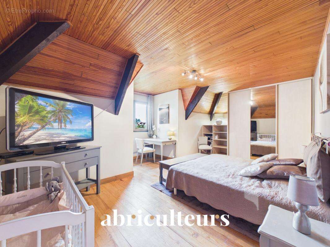 Magnifique Propriété Familiale de charme de 310 m² avec piscine et magnifique jardin arboré en vente à Yerres (91) - photo 14