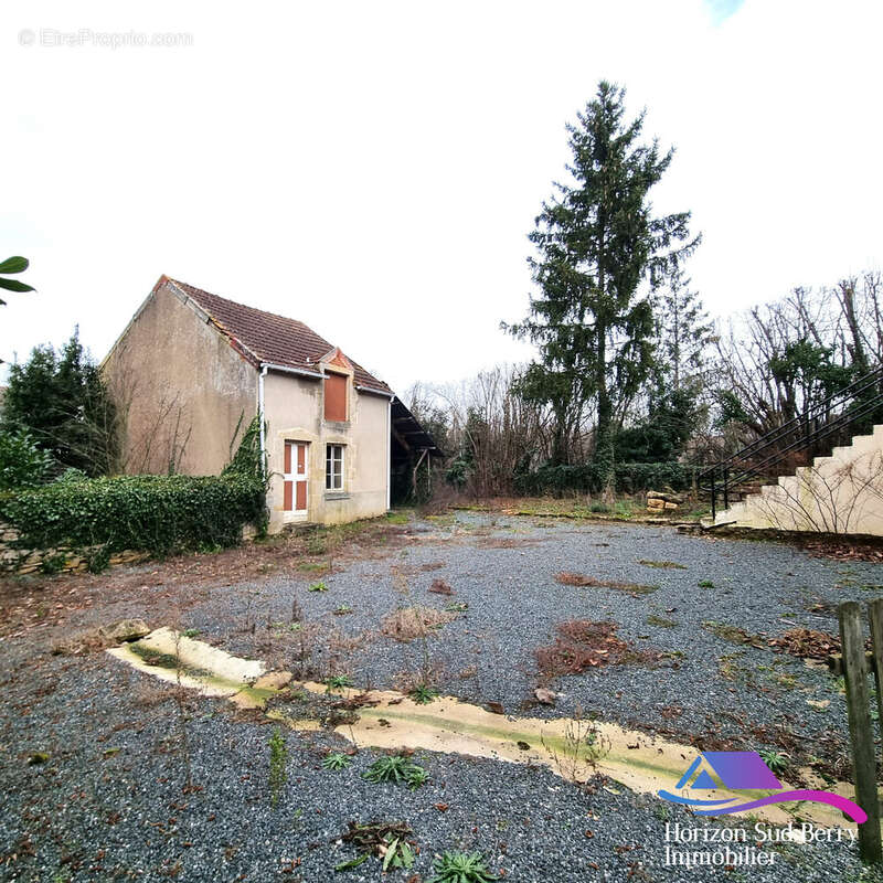 Jardin et dépendance - Maison à MONTGIVRAY