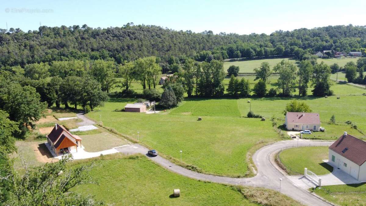 Terrain constructible de 2302 m2 - photo 7