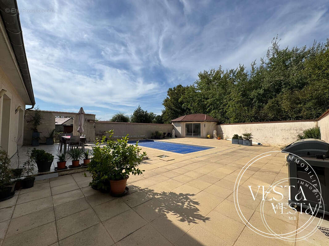 Maison à MIREBEAU-SUR-BEZE