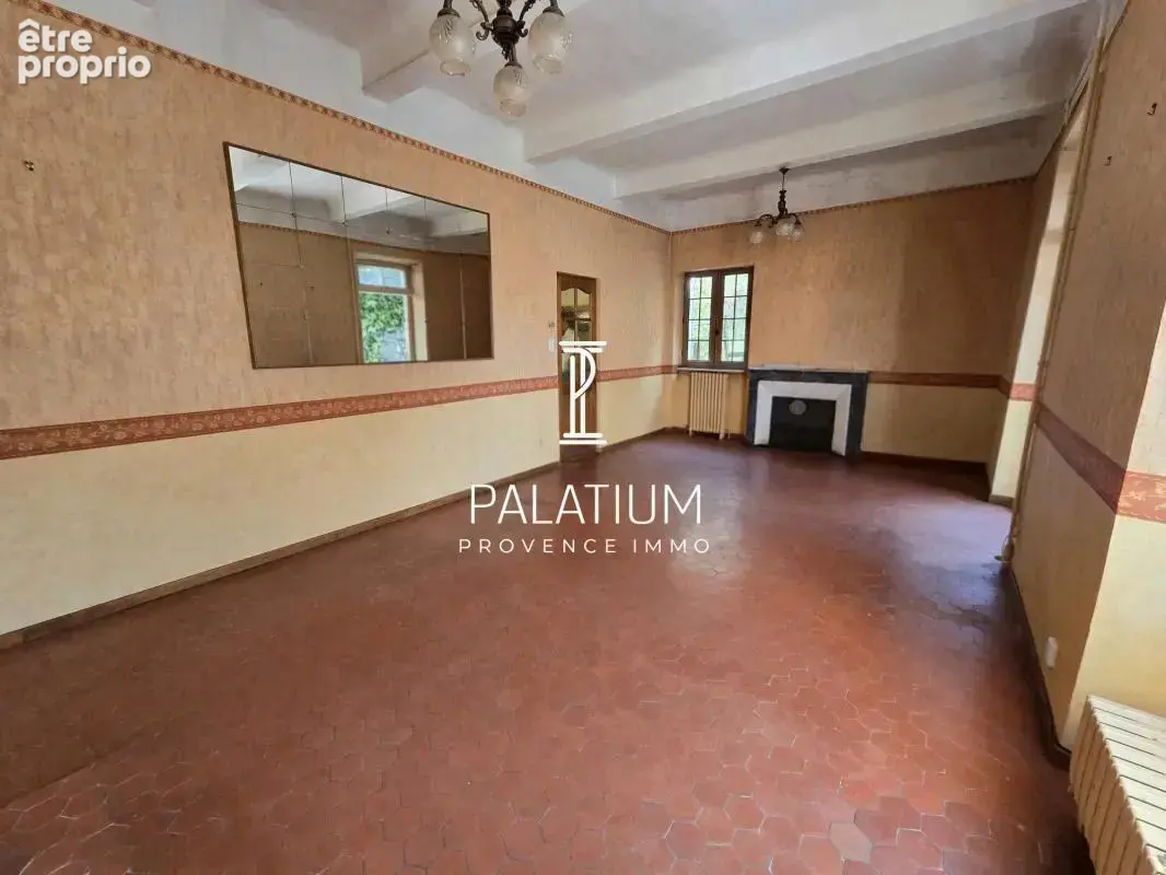 FORCALQUIER – Maison de Ville de 76 m² à Rénover avec Jardin, Dépendance et Garage Sécurisé - photo 3