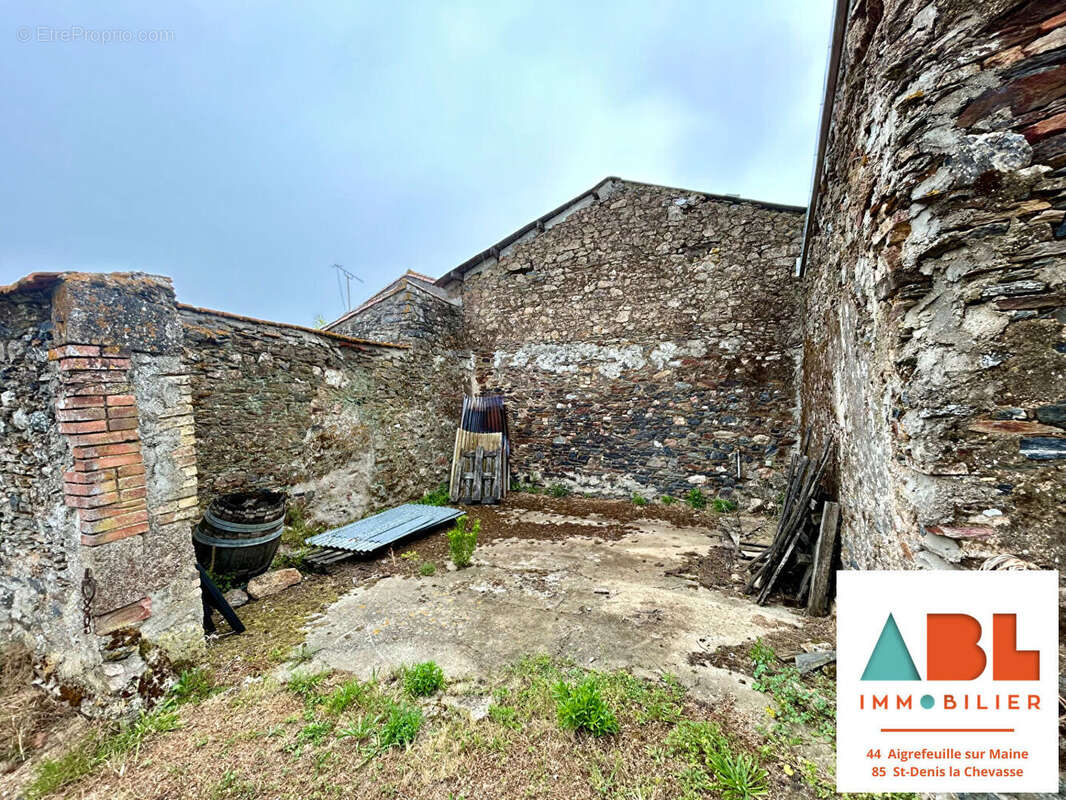 Grange de stockage avec eau et électricité - photo 9
