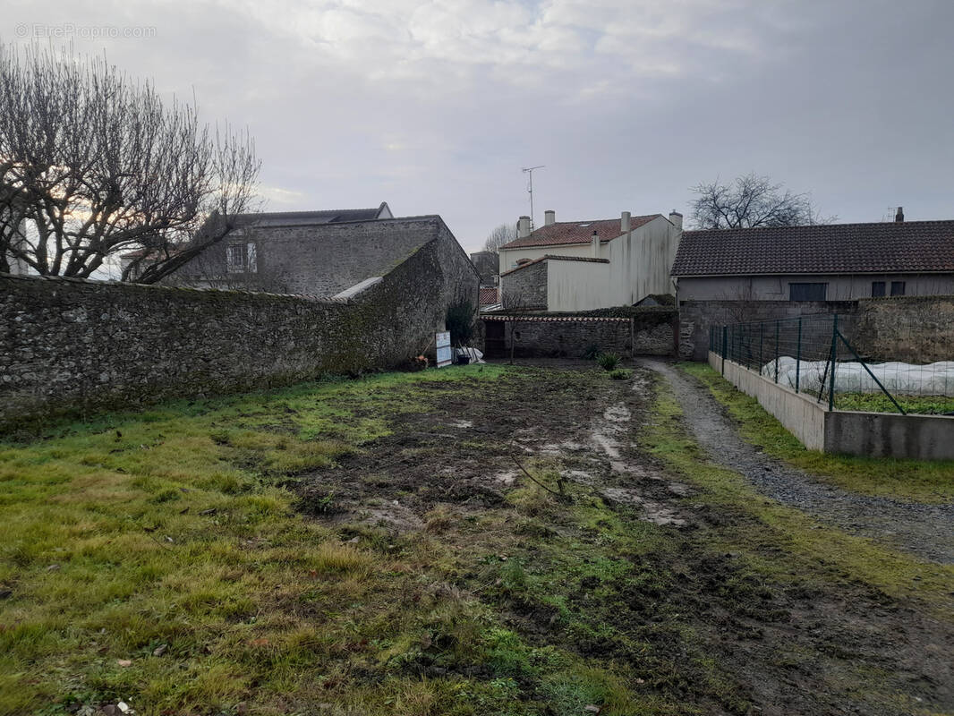 Terrain à LES HERBIERS