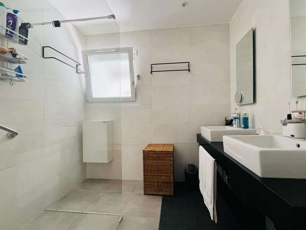 Maison familiale en parfait état avec studio indépendant à Aytré! - photo 9