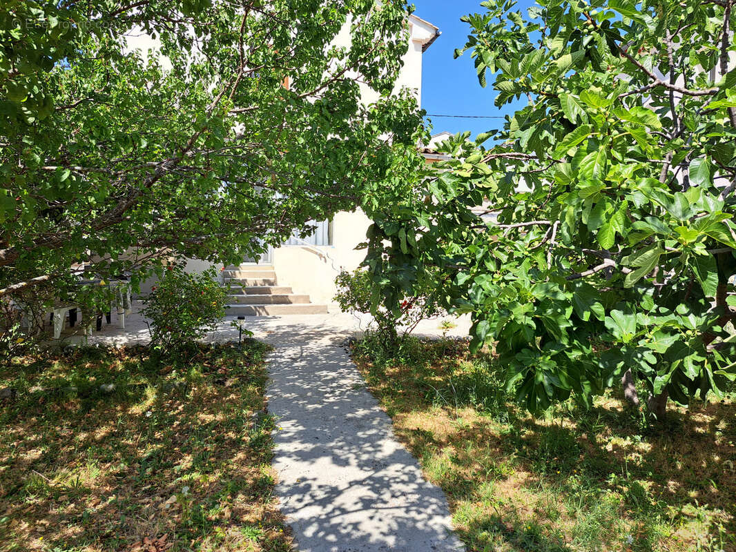 Maison très lumineuse sur un terrain clos de 304m2 avec un garage. - photo 21