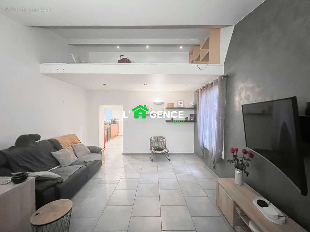 Maison à SAINT-MITRE-LES-REMPARTS