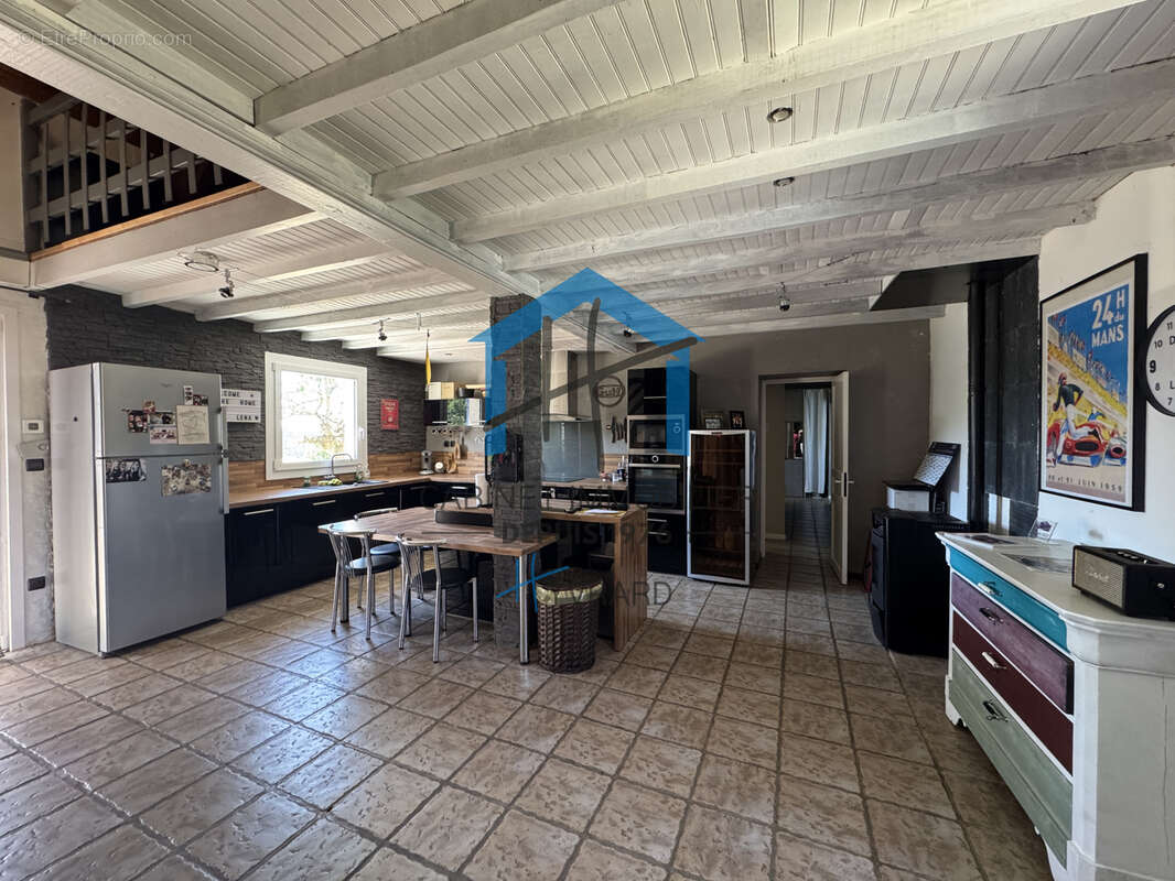 Maison familiale de 192 m2 au sol (155 m2 habitables) avec terrain de 1499 m2 - photo 3