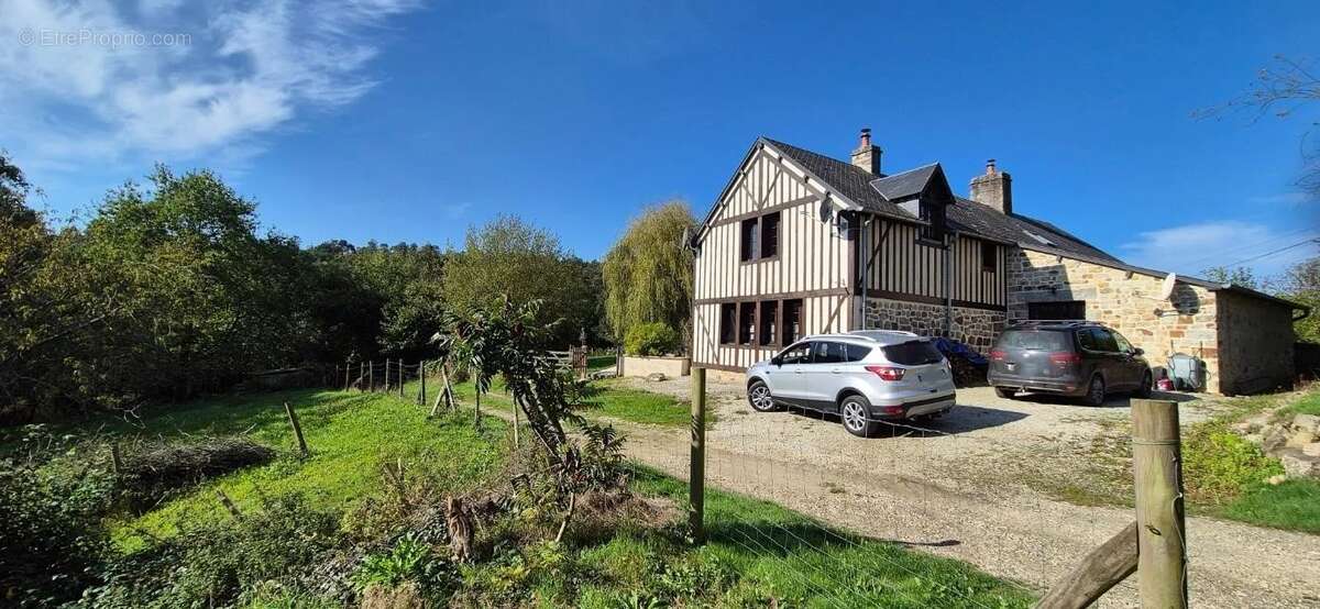 Maison à SAINT-GEORGES-DE-ROUELLEY