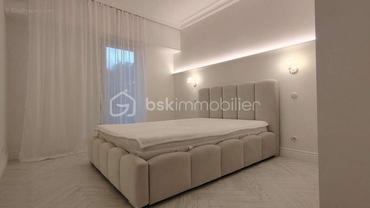 Appartement à LA ROQUETTE-SUR-SIAGNE