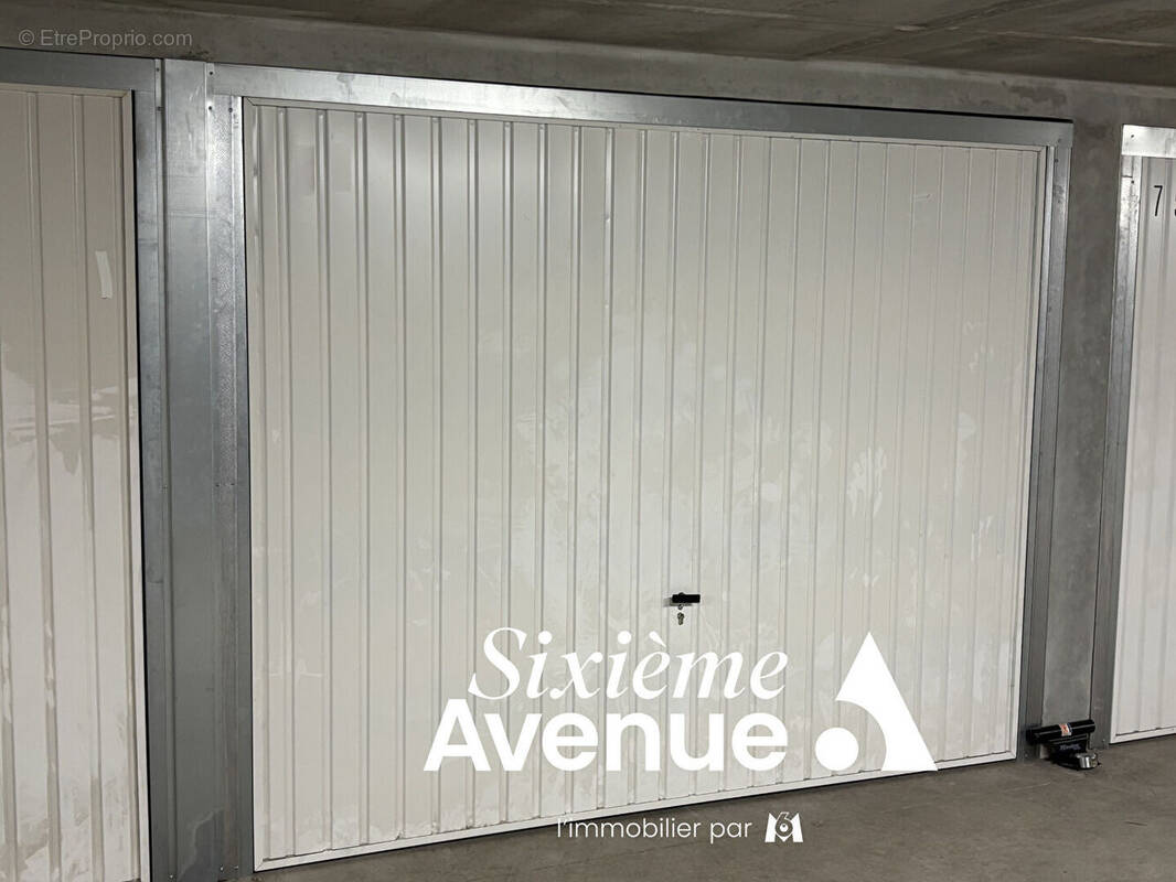 Parking à SAINT-BONNET-DE-MURE