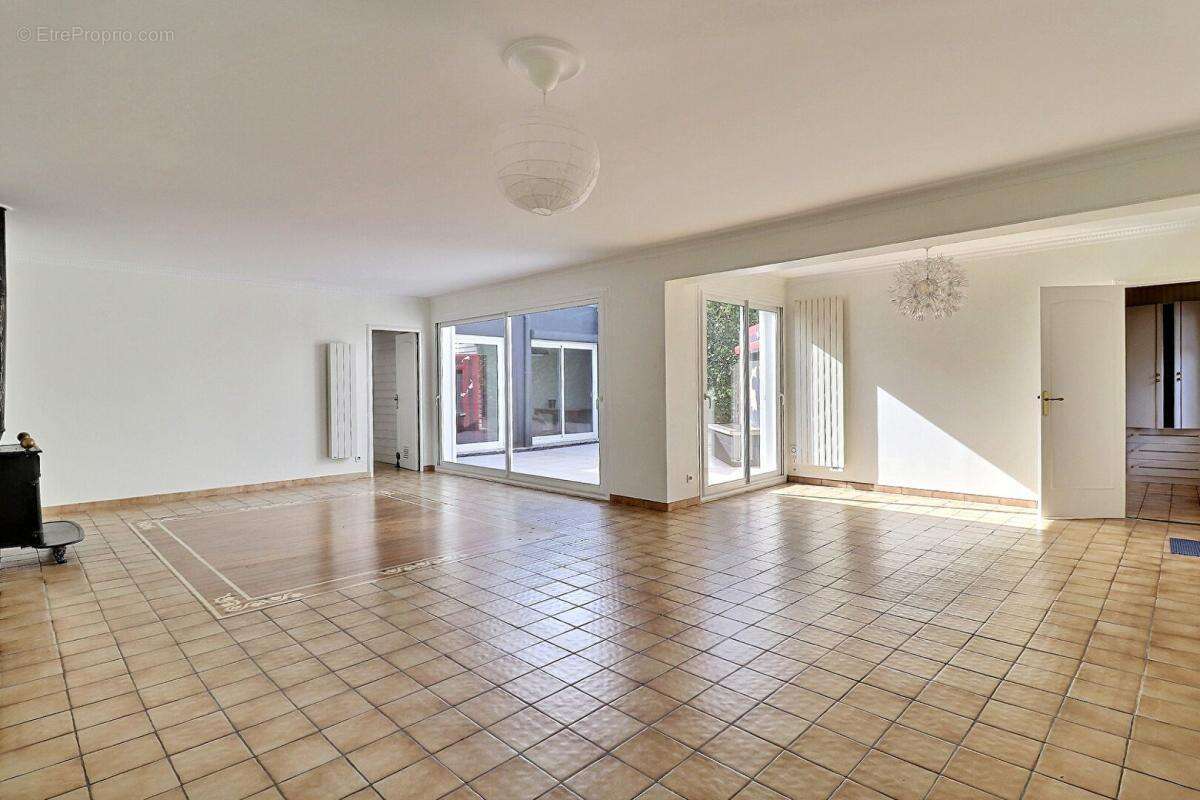 91700 - Plain-pied de 9 pièces - 230 m² - photo 2