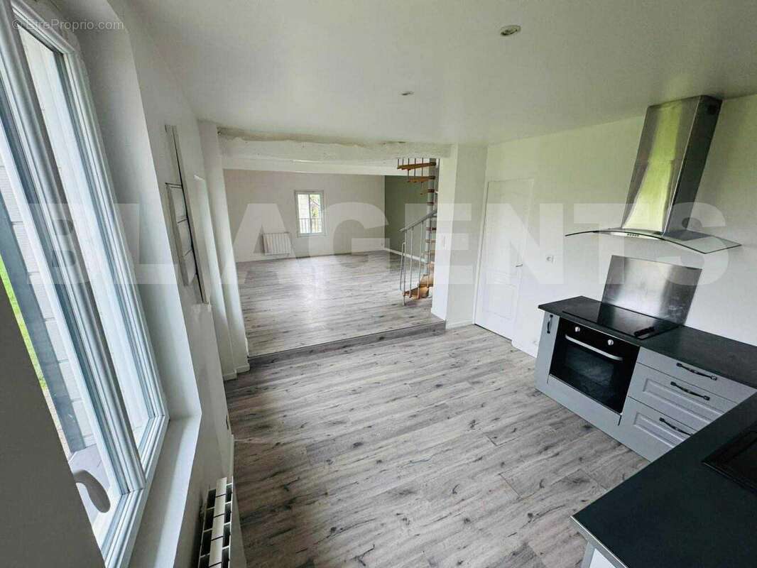 Messenger_creation_6BC2776F-C50C-473F-A260-6D3E10AA157C - Maison à DOUVREND