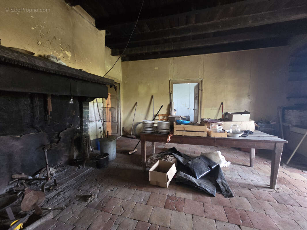 Maison en pierre à rénover   Fort potentiel d’aménagement - photo 4