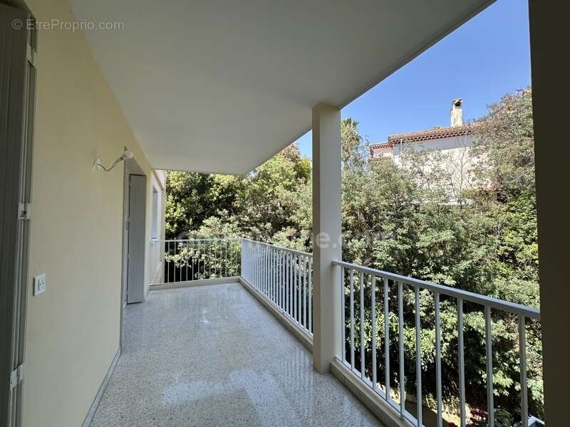 Cannes- Croix-des-Gardes. Grand appartement rénové à vendre 5 pièces avec cave et garage. 458 000 € - photo 2