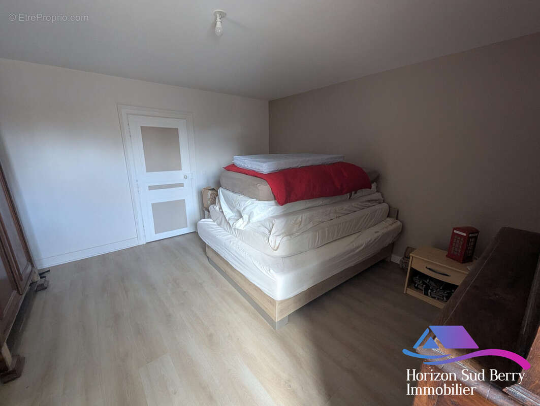 Chambre 2 (PREMIERE PARTIE) - Maison à MOUHERS