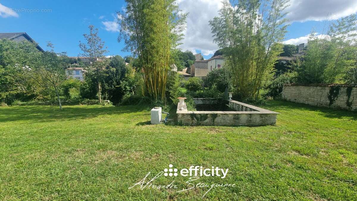 Maison à CHEF-BOUTONNE