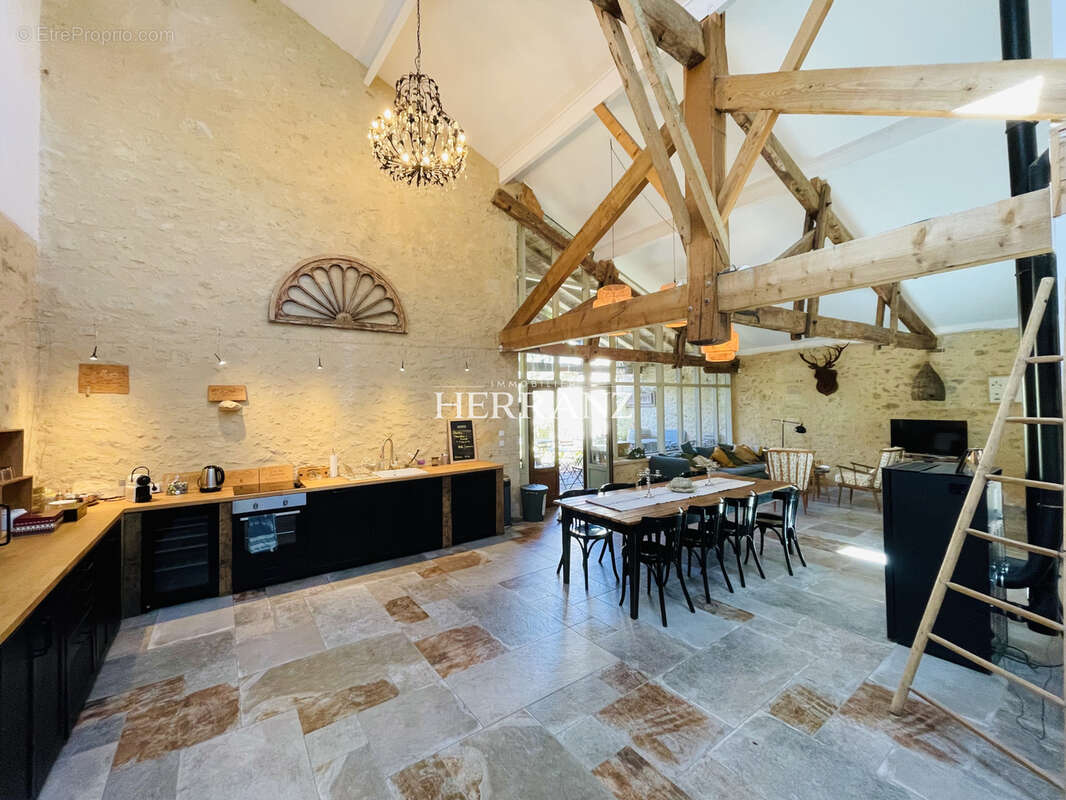 Maison de caractère 450 m2   Chambres d’hôtes / gîte - photo 3