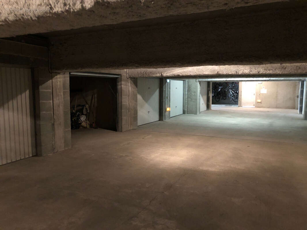 Parking à SAINT-HILAIRE-DE-RIEZ