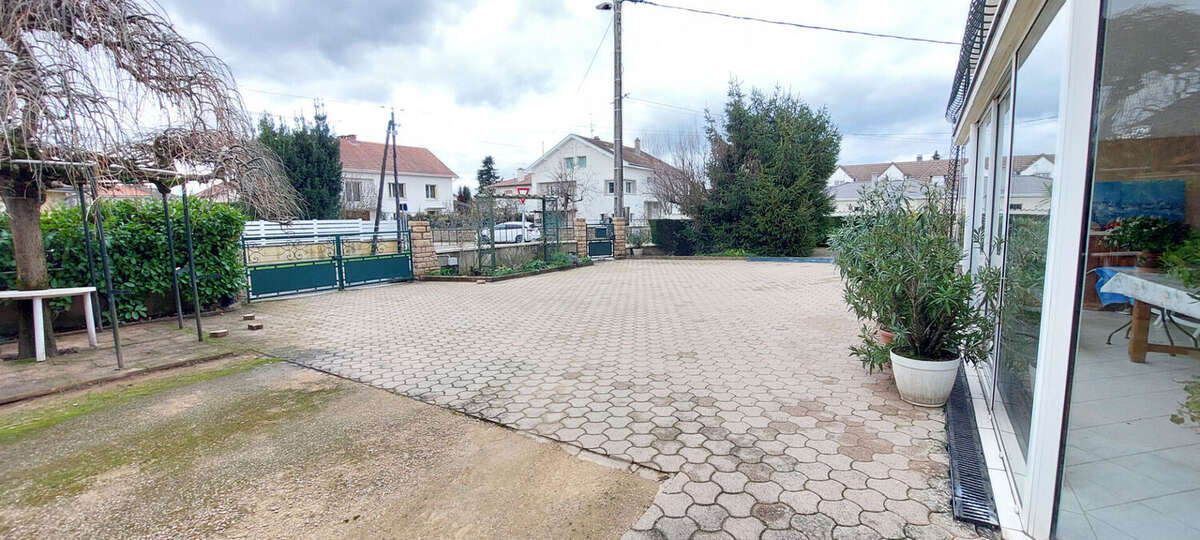 Maison à SAINT-DENIS-LES-BOURG