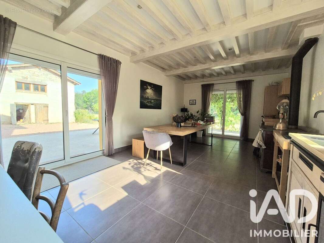 Maison 208 m² à Grezolles  - photo 2