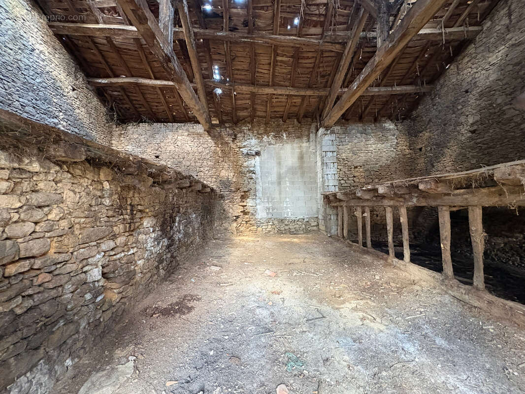 Ensemble de bâtiments à rénover et terrain sur la commune de St Martin Terressus - photo 15