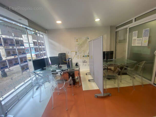 Local commercial avec grande vitrine de 9 mètres rue d'Auron - photo 4