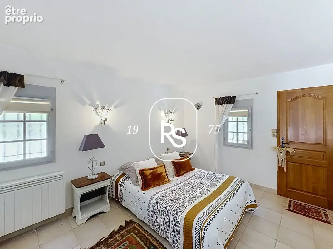Dans un cadre privilégié, une élégante villa de 170 m2 habitables, des dépendances, une piscine et 4220 m2 de - photo 12