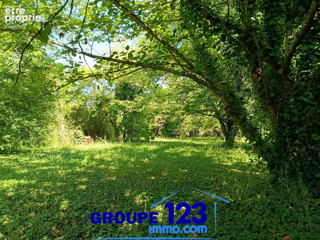 Charme de l'ancien avec vie de plain pied et jardin arboré et clos. - photo 13